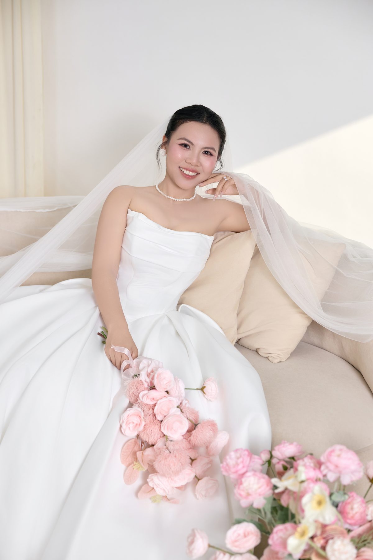 Cô Dâu Mỹ Nhung Rạng Ngời Bên Đóa Hoa